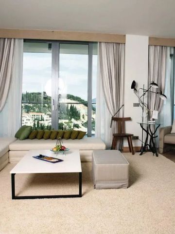 Moderne Suite mit großem Fenster und Blick auf die Umgebung des Sun Gardens Dubrovnik