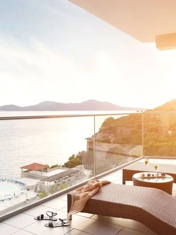 Sonnenterrasse mit Liegen und atemberaubendem Meerblick