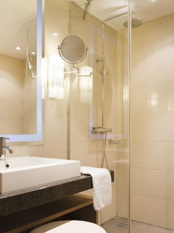Modernes Badezimmer mit Dusche und großen Spiegeln