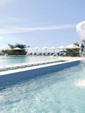 Infinity Pool mit Liegestühlen und Sonnenschirmen im Hintergrund bei strahlendem Sonnenschein