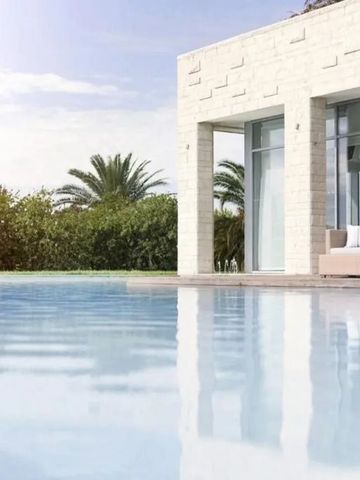 Moderne Villa mit privatem Pool von Palmen und üppiger Vegetation umgeben