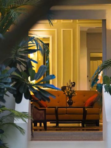 Einladende Lounge im Raffles Grand Hotel d'Angkor mit eleganter Einrichtung