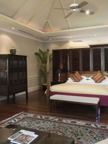 Luxuriöse Suite mit Holzmöbeln und stilvoller Dekoration im Raffles Grand Hotel d'Angkor