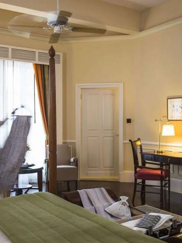 Luxuriöses Hotelzimmer mit Himmelbett und stilvollen Möbeln