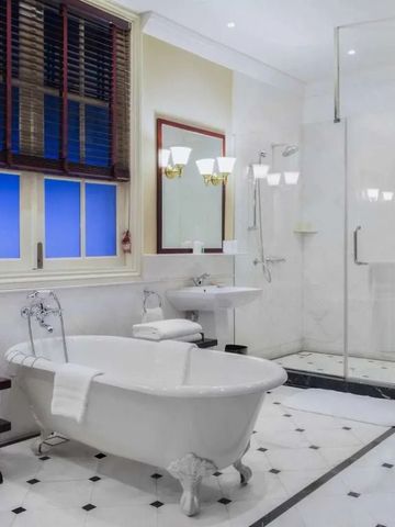 Luxuriöses Badezimmer mit freistehender Badewanne und großer Dusche