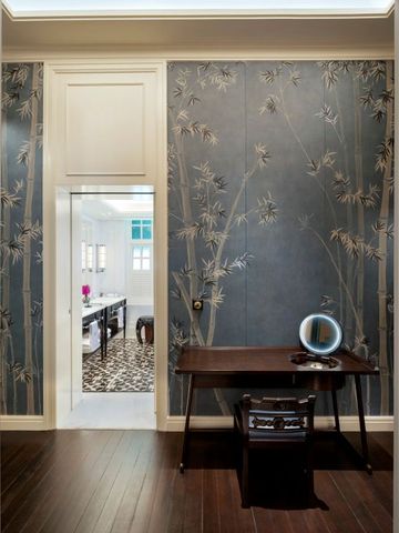 Eleganter Flur mit dekorativer Wand und Blick ins Badezimmer.