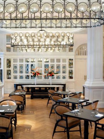 Eleganter Speisesaal mit beeindruckender Beleuchtung und stilvollen Tischarrangements