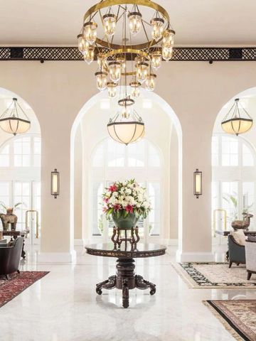 Elegante Lobby mit hohen Decken und prachtvollen Kronleuchtern.