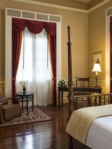 Stilvolles Zimmer mit antiken Möbeln und luxuriösen Vorhängen.