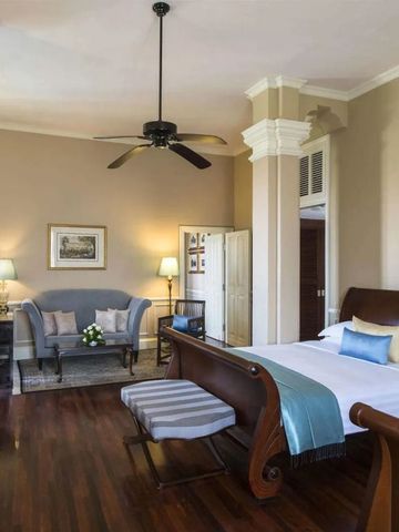 Großzügiges Zimmer mit edlem Holzboden und stilvoller Einrichtung.