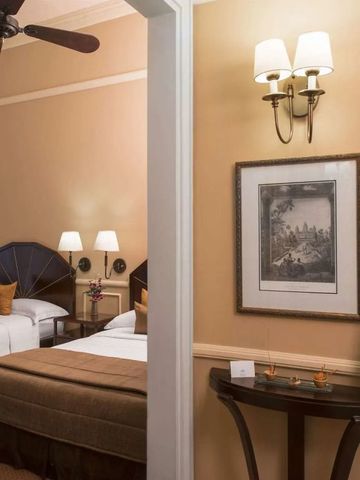 Elegantes Doppelzimmer mit klassischer Einrichtung und stilvollen Leuchten