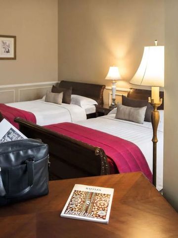 Komfortables Doppelzimmer mit edlen Dekorationen und warmen Farben