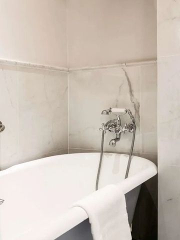 Freistehende Badewanne in einem luxuriösen Badezimmer