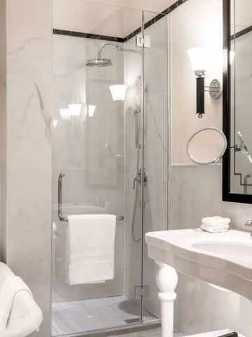 Hochwertiges Badezimmer mit Dusche und traditionellen Armaturen