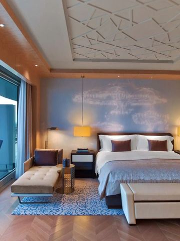 Komfortables Hotelzimmer mit stilvollem Design und privatem Balkon.