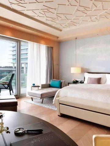 Geräumiges Zimmer mit Balkon und luxuriösen Annehmlichkeiten.