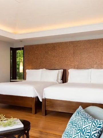 Modernes Hotelzimmer mit zwei großen Betten und stilvollem Dekor