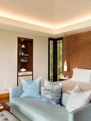 Gemütliches Hotelzimmer mit modernem Design und Sitzbereich