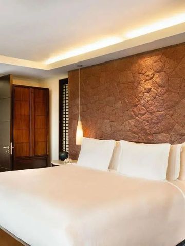 Elegantes Hotelzimmer mit großem Bett und stilvollen Akzenten