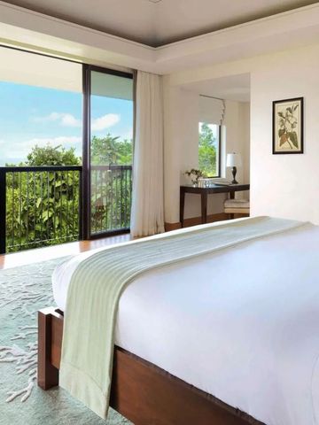 Helles Schlafzimmer mit Meerblick und moderner Einrichtung im Raffles Seychelles