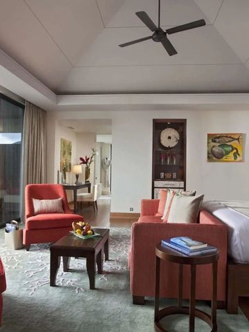Luxuriöses Zimmer mit Balkon und Sitzbereich im Raffles Seychelles