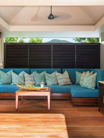 Überdachte Terrasse mit blauer Sofaecke im Raffles Seychelles