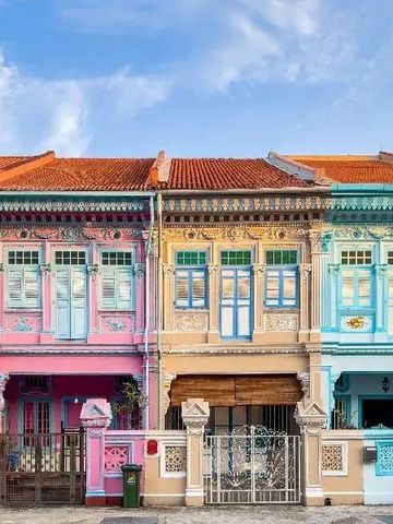 Farbige historische Gebäude mit dekorativen Fassaden unter blauem Himmel