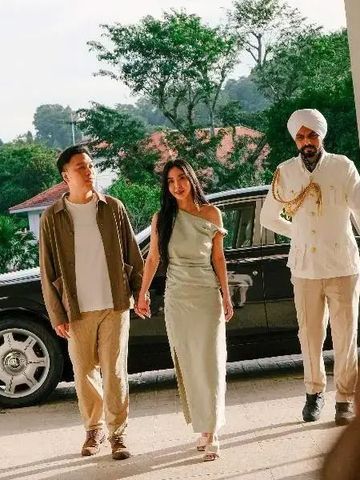 Luxuslimousine vor einem Gebäude mit eleganten Gästen