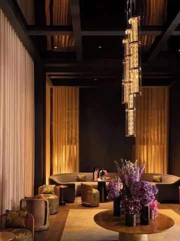 Luxuriöse Lounge mit Beleuchtung und Blumen