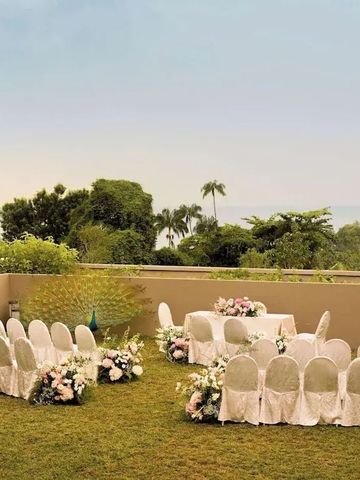 Gartenbereich mit Stühlen und Blumendeko für Veranstaltungen