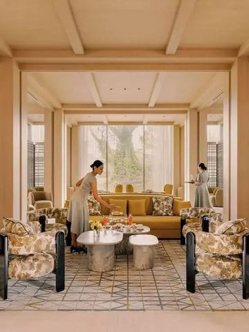 Helle Lounge mit stilvollen Möbeln und Personal