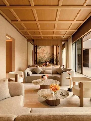 Exklusive Lounge im modernen Design mit bequemen Sofas und großen Fenstern