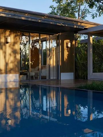 Moderne Villa mit großen Glasfenstern und Pool in ruhiger Umgebung