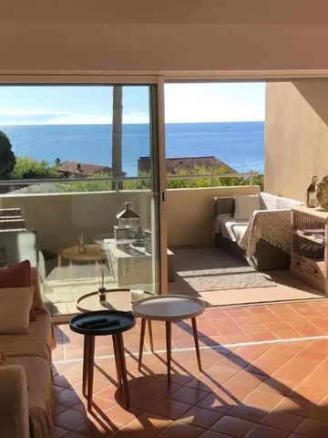 Wohnbereich mit Meerblick und großzügiger Terrasse im Hintergrund