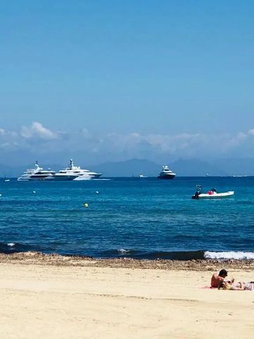 Klarer Himmel über Strandansicht mit Yachten auf dem Meer