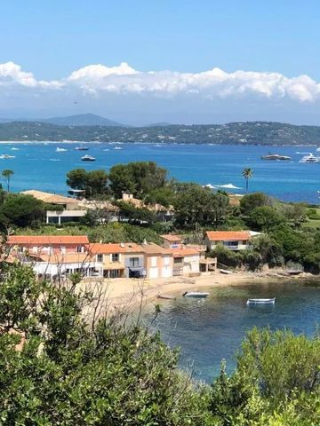 Beeindruckender Blick auf das azurblaue Meer und Küstenlandschaft von Saint Tropez