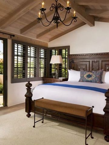 Gemütliches Schlafzimmer mit Himmelbett und Terrasse mit Ausblick