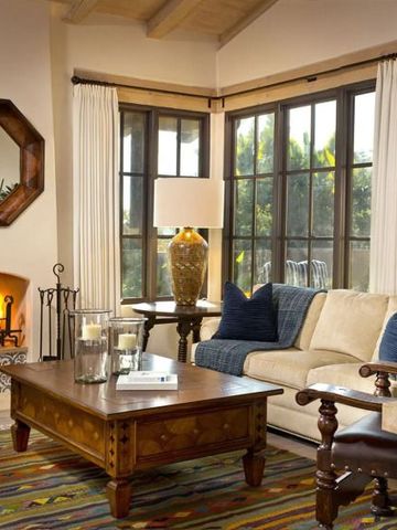 Wohnzimmer mit Kamin und stilvollem Interieur