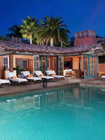 Großer Pool mit Liegen und Palmen im Rancho Valencia Resort