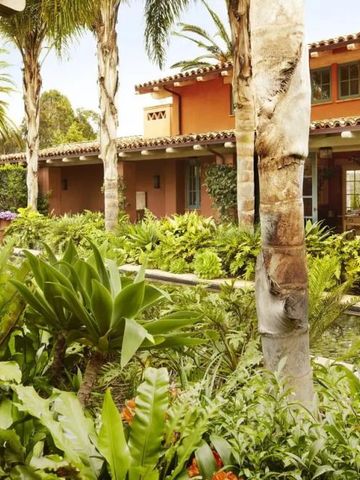 Üppige Gartenanlage mit Palmen vor dem Resort