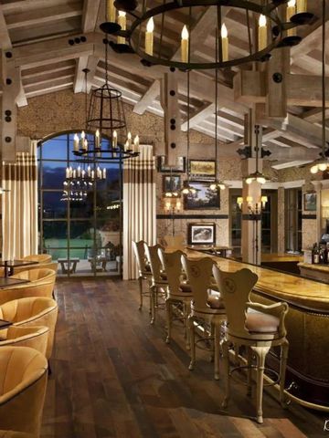 Elegante hölzerne Bar mit luxuriösen Sitzgelegenheiten