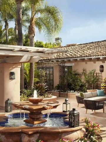 Hübscher Innenhof mit Brunnen und Sitzmöglichkeiten