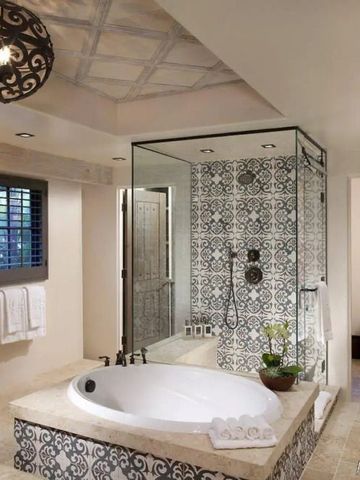 Luxuriöses Badezimmer mit freistehender Badewanne und gläserner Dusche.