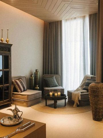 Gemütliche Sitzecke mit dekorativen Elementen und warmem Licht für entspannte Atmosphäre.