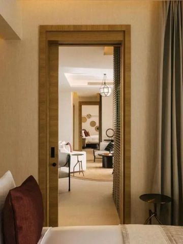 Durchsicht von Zimmer zu stilvollen Wohnbereich. Luxuriös und sorgfältig gestaltet.