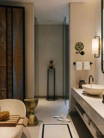 Stilvolles Badezimmer mit Doppelwaschbecken und freistehender Badewanne