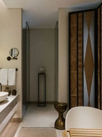 Modernes Badezimmer mit Badewanne und raffinierter Beleuchtung