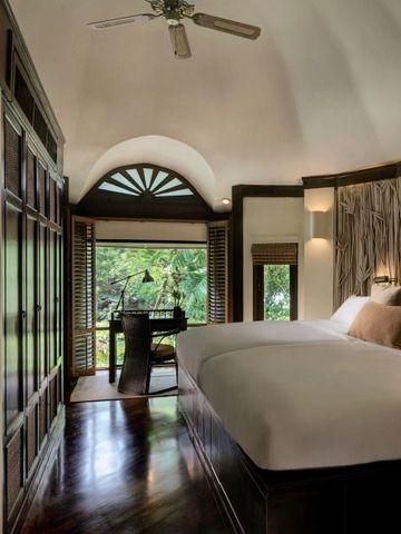 Helles Zimmer im Rayavadee Hotel mit luxuriöser Inneneinrichtung und harmonischem Design.