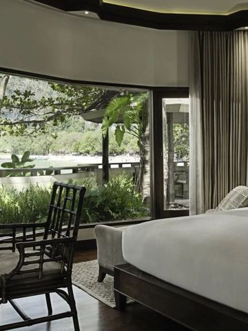 Luxuriöses Zimmer mit großem Fenster und Naturblick