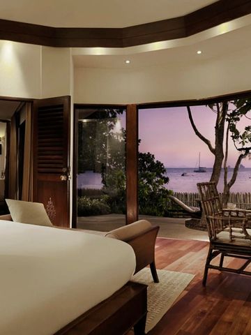 Zimmer mit Ausblick auf den Sonnenuntergang über dem Meer